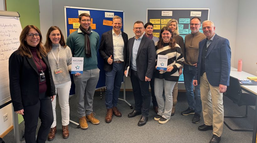 Participants in the KAIZUNO project at OTH Amberg-Weiden with the KAIZUNO book